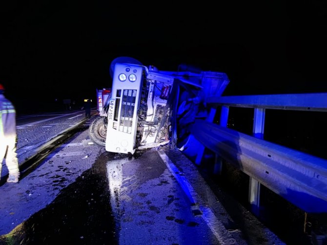 Bursa’da Et Yüklü Kamyon Virajı Alamayarak Devrildi: 1 Ölü 1 Yaralı