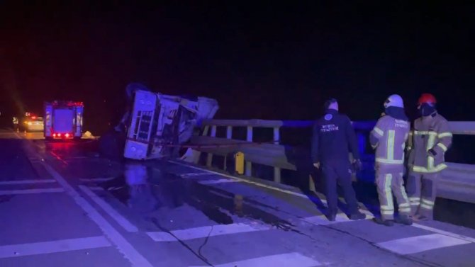Bursa’da Et Yüklü Kamyon Virajı Alamayarak Devrildi: 1 Ölü 1 Yaralı