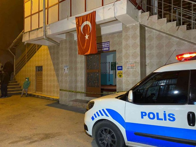 Bursa’da Hırsızlık İçin Camiye Giren Şüpheli İmamı Bıçakladı