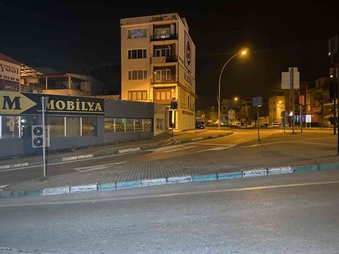 Bursa’da Kontrolden Çıkan Servis Minibüsü Mobilyacıya Girdi