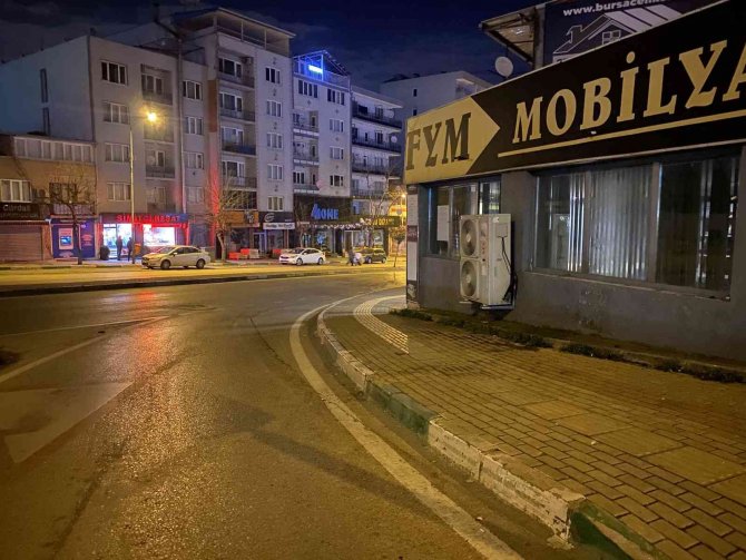 Bursa’da Kontrolden Çıkan Servis Minibüsü Mobilyacıya Girdi