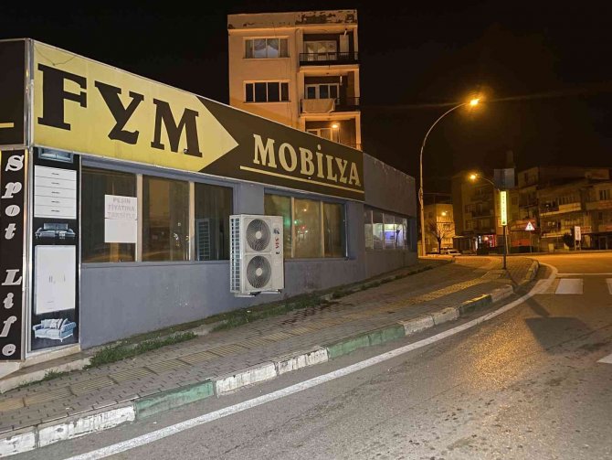Bursa’da Kontrolden Çıkan Servis Minibüsü Mobilyacıya Girdi