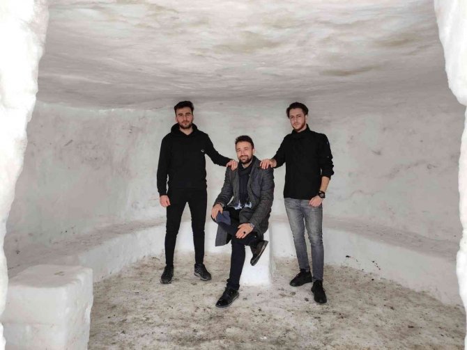 Çıldır Gölü Eskimo Evine Yoğun İlgi