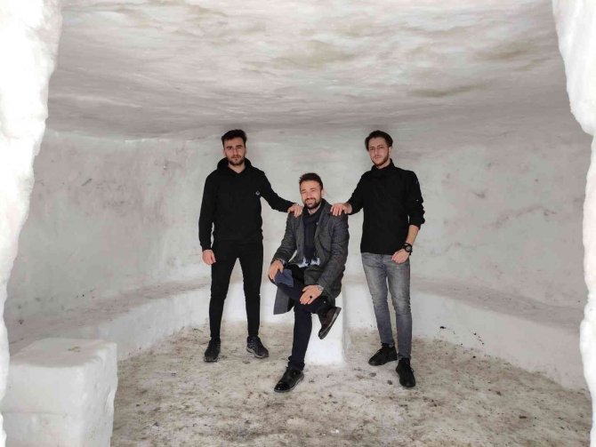 Çıldır Gölü Eskimo Evine Yoğun İlgi