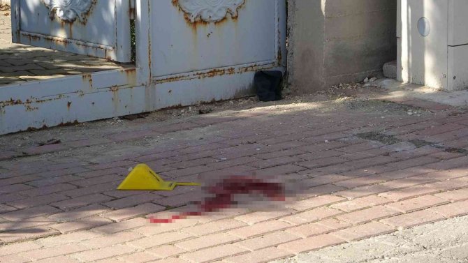 Camiden Evine Dönerken Husumetlisi Tarafından Başından Vuruldu