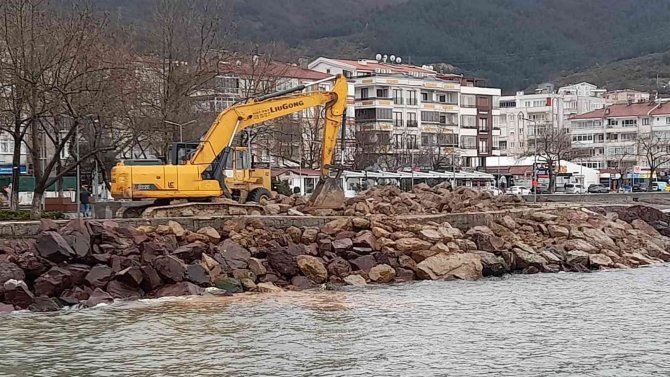 Çınarcık’ta Turgut Özal Parkı Kıyı Şeridi Onarılıyor