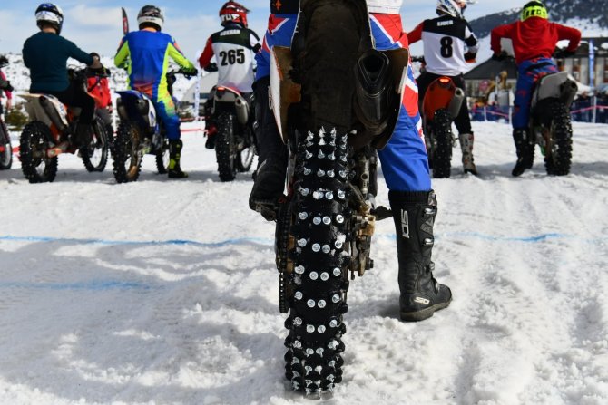 Davraz’da Düzenlenen Motosnow Yarışları Nefes Kesti