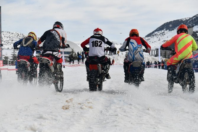 Davraz’da Düzenlenen Motosnow Yarışları Nefes Kesti