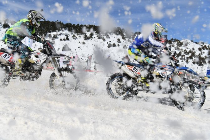 Davraz’da Düzenlenen Motosnow Yarışları Nefes Kesti