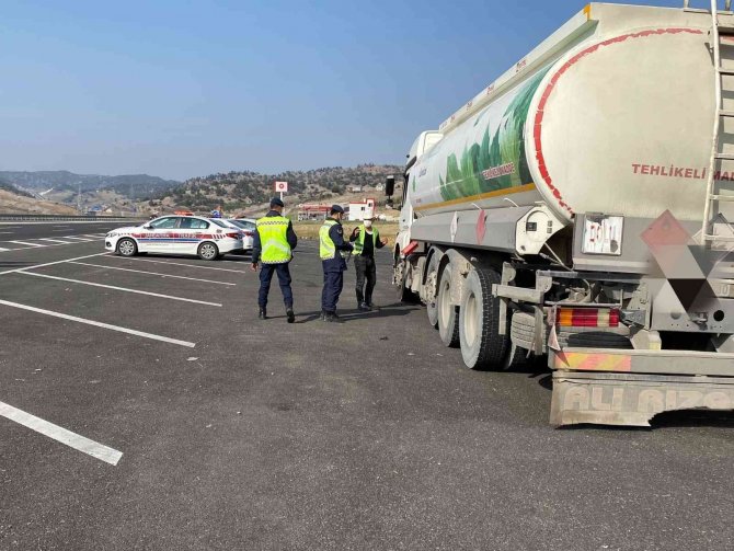 Tehlikeli Madde Taşıyan Araçlar Denetlendi