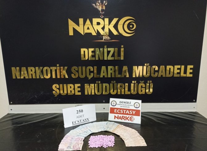 Asma Tavandaki Gizli Bölmeden Uyuşturucu Ve Para Çıktı