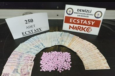 Asma Tavandaki Gizli Bölmeden Uyuşturucu Ve Para Çıktı