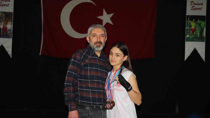 Kick Boksçu Genç Kızın Hedefi Türkiye’yi Temsil Etmek