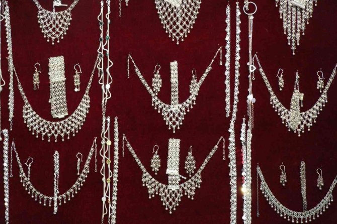 Mardin’de Gümüşe Dışarıdan Gelen Ziyaretçiler İlgi Gösteriyor