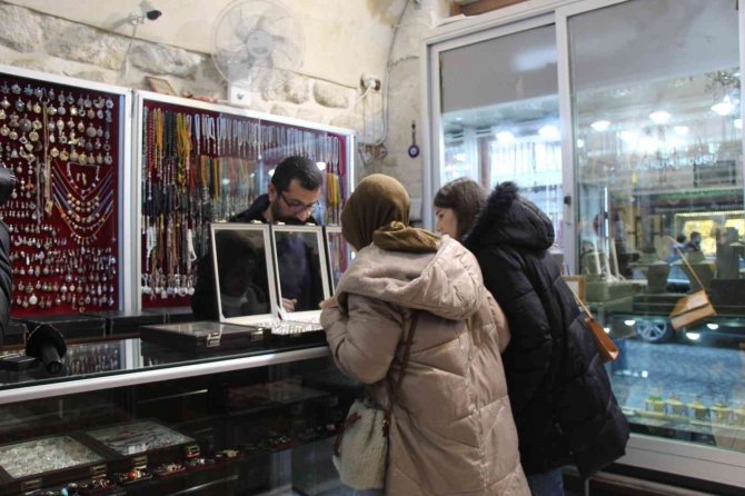 Mardin’de Gümüşe Dışarıdan Gelen Ziyaretçiler İlgi Gösteriyor