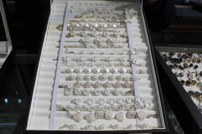 Mardin’de Gümüşe Dışarıdan Gelen Ziyaretçiler İlgi Gösteriyor