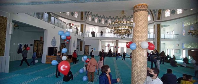 Dede Ve Torunların Camideki Renkli Buluşması