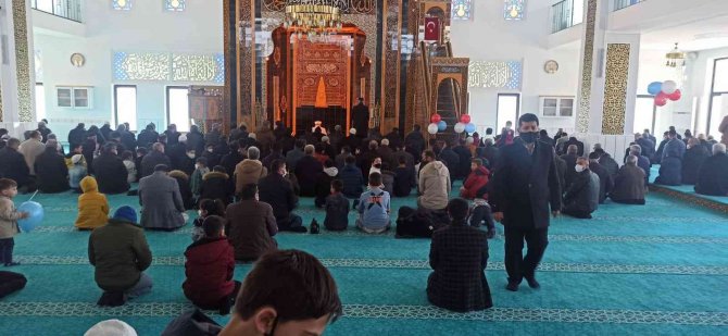 Dede Ve Torunların Camideki Renkli Buluşması