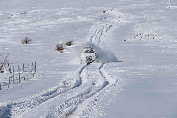 Karlı Dağ Yollarını Aşan Sağlık Ekipleri, Diyaliz Hastasını Hastaneye Ulaştırdı