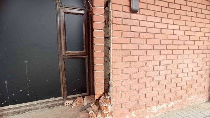 Bakımsız Duvar Onarılmayı Bekliyor