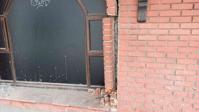 Bakımsız Duvar Onarılmayı Bekliyor