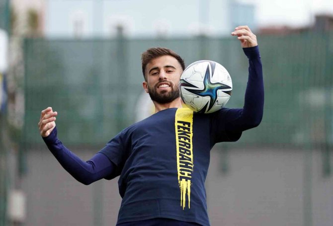 Fenerbahçe, Diego Rossi İle 2021-22 Sezonu Kiralık, Sonraki 3 Sezon Satın Alma Opsiyonlu Olmak Üzere Toplam 4 Yıllık Sözleşme İmzalandığını Açıkladı.