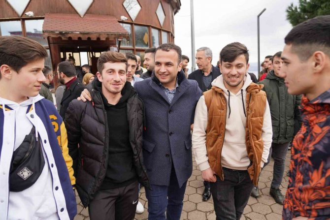 Başkan Kibar’dan Gençlerle Çay Ve Simitli Sohbet