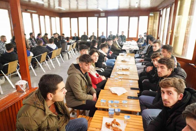 Başkan Kibar’dan Gençlerle Çay Ve Simitli Sohbet