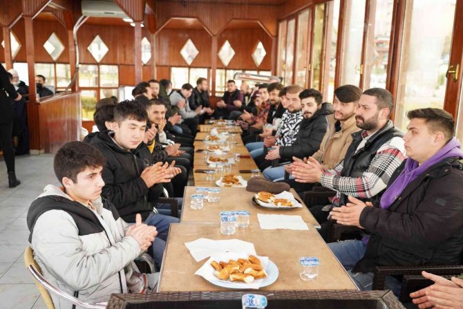 Başkan Kibar’dan Gençlerle Çay Ve Simitli Sohbet