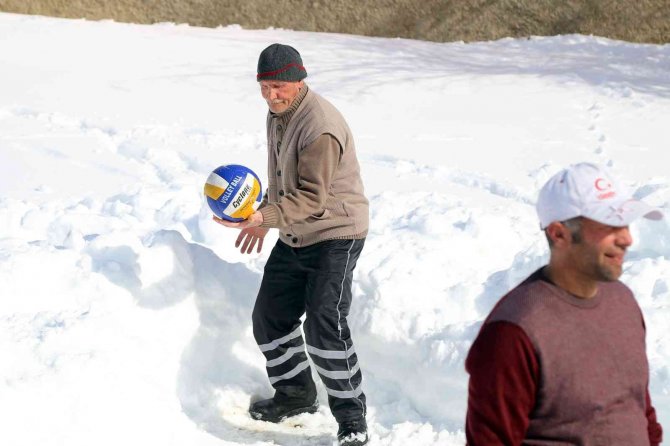 Kar Üstünde 30 Yıllık Gelenek: "Kar Voleybolu"