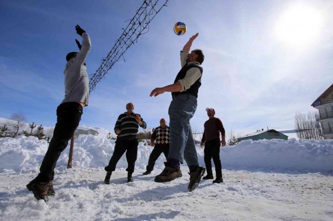 Kar Üstünde 30 Yıllık Gelenek: "Kar Voleybolu"