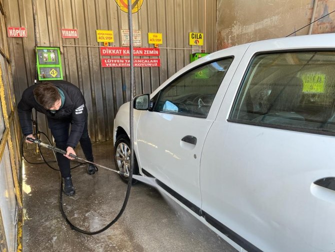 Güneşli Hava Oto Yıkamacıların Yüzünü Güldürdü