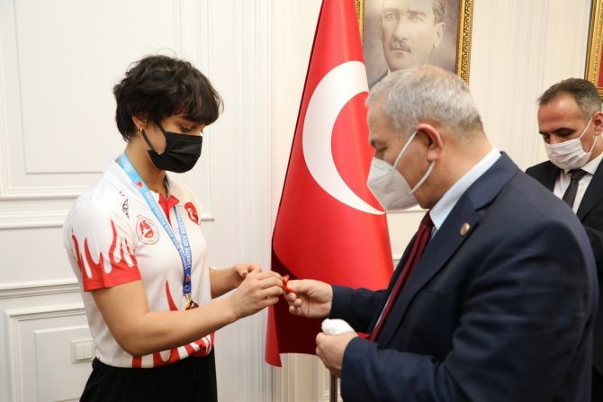 İ̇lkadım’dan Başarılı Sporculara Çeyrek Altın