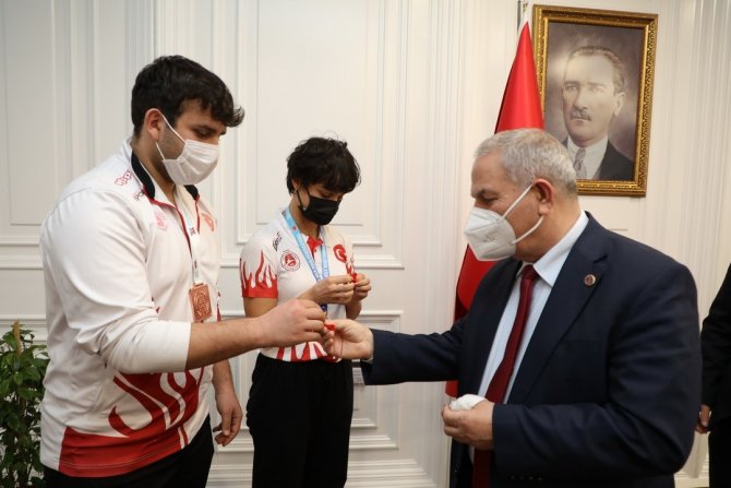 İ̇lkadım’dan Başarılı Sporculara Çeyrek Altın