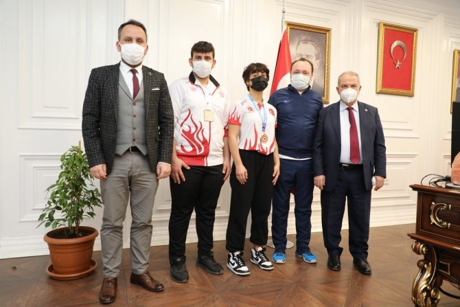 İ̇lkadım’dan Başarılı Sporculara Çeyrek Altın