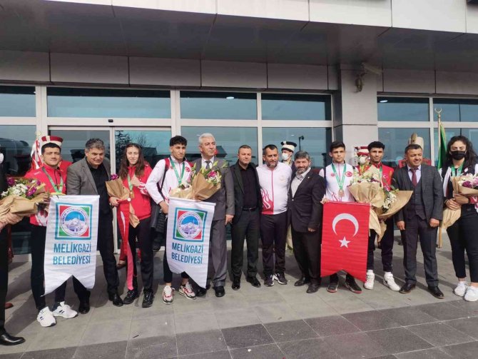 Avrupa Şampiyonları Memleketlerinde Coşkuyla Karşılandı