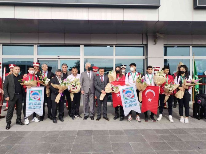 Avrupa Şampiyonları Memleketlerinde Coşkuyla Karşılandı