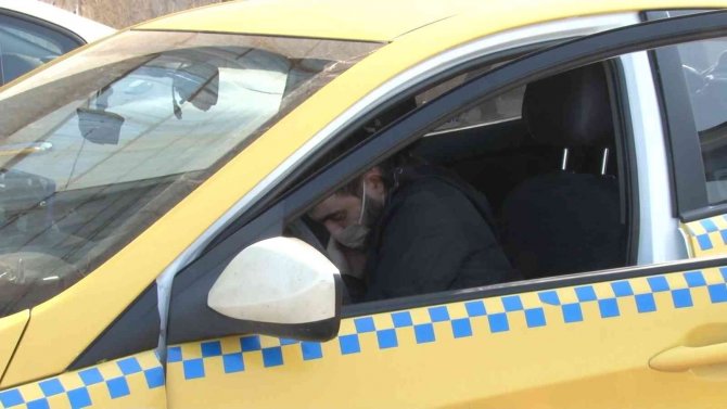 Kadıköy’de Müşteri Arayan Ruhsatsız Taksici Denetimde Yakalandı