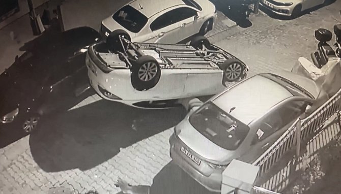 İ̇stanbul’da Akılalmaz Olay Kamerada: Araca Çarpıp Kadınlardan Kaçarken Takla Attı