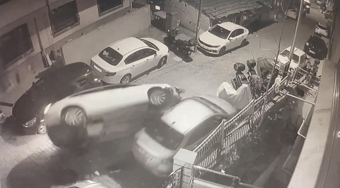 İ̇stanbul’da Akılalmaz Olay Kamerada: Araca Çarpıp Kadınlardan Kaçarken Takla Attı