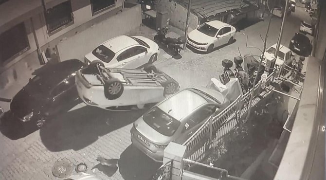 İ̇stanbul’da Akılalmaz Olay Kamerada: Araca Çarpıp Kadınlardan Kaçarken Takla Attı