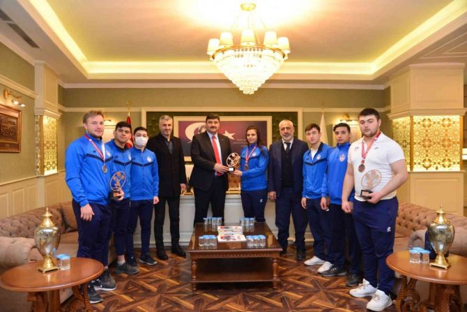 Başkan Oğuz’dan Rekortmen Haltercilere Ödül