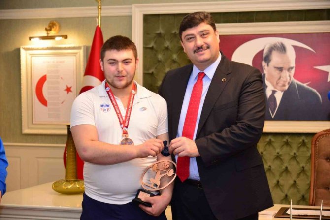 Başkan Oğuz’dan Rekortmen Haltercilere Ödül