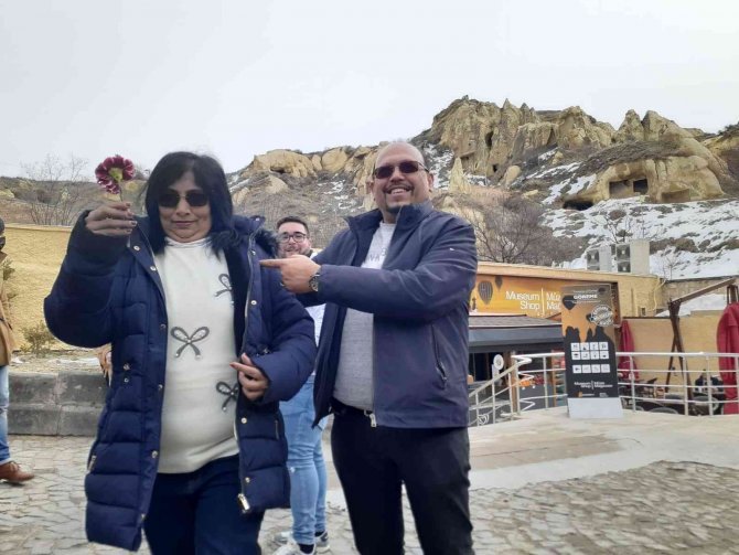 Rehberler; Turistleri Çiçeklerle Karşıladılar