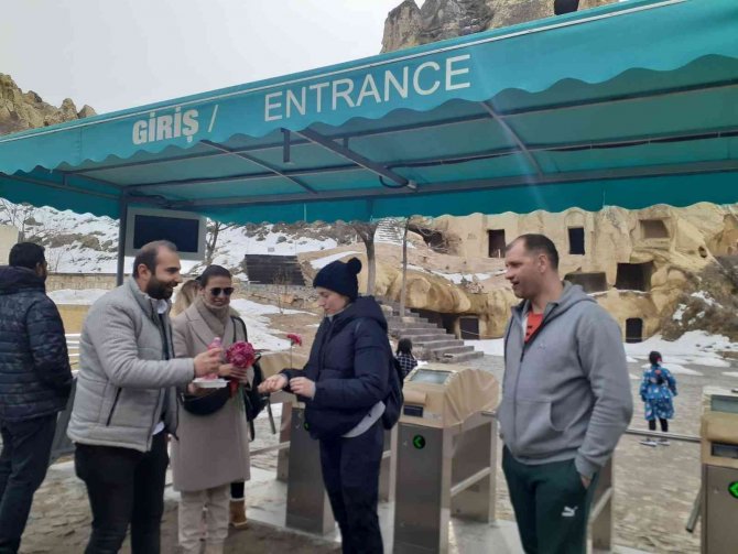 Rehberler; Turistleri Çiçeklerle Karşıladılar