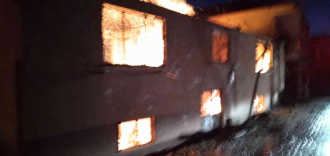 Elektrik Kontağından Çıkan Yangın İki Evi Küle Çevirdi