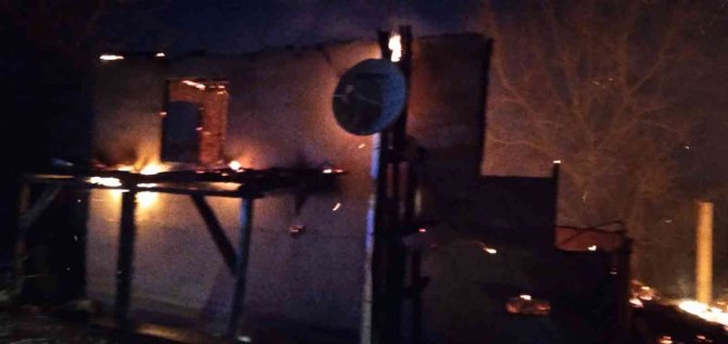 Elektrik Kontağından Çıkan Yangın İki Evi Küle Çevirdi
