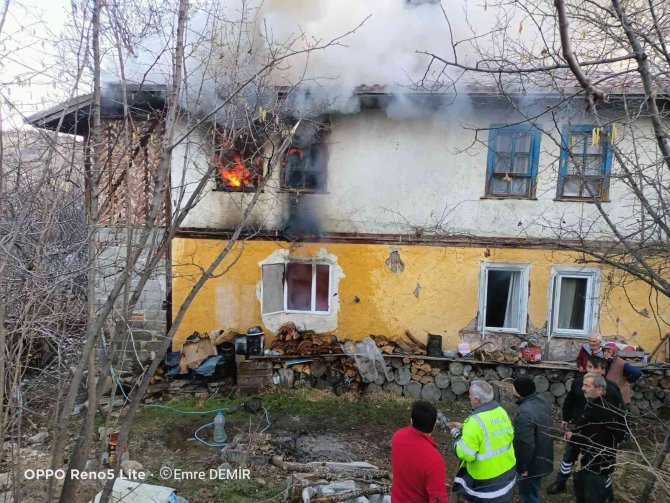 Sobadan Çıkan Yangın 2 Katlı Evi Yaktı