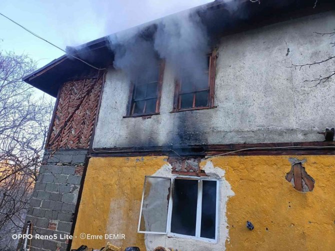 Sobadan Çıkan Yangın 2 Katlı Evi Yaktı