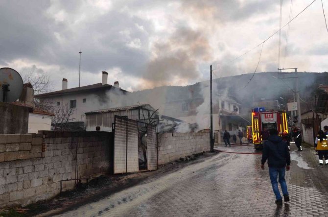 Kaynak Makinesinden Çıkan Kıvılcım Mazot Deposunu Tutuşturdu